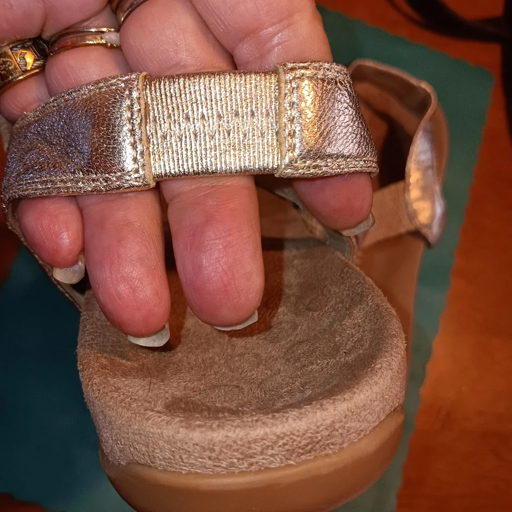 Vionic Metallic Champagne Beige Thong Sandals